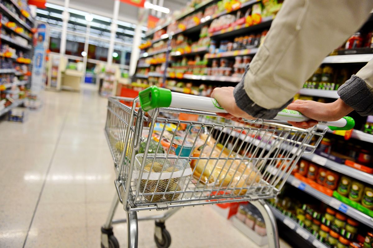 Una persona fa la spesa al supermercato