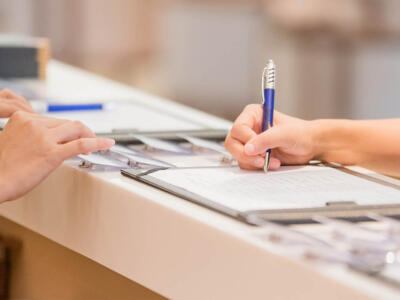 Una donna all'ufficio anagrafe