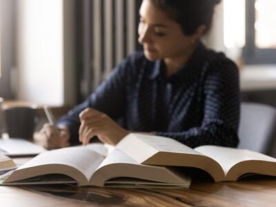 Una ragazza studia per un concorso pubblico