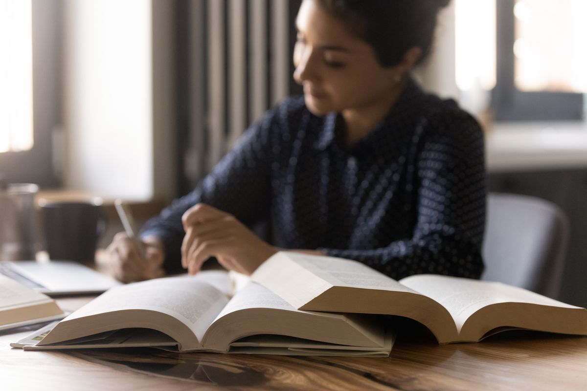 Una ragazza studia per un concorso pubblico