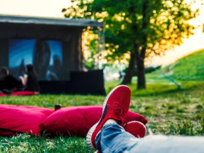 Un ragazzo si gode il cinema all'aperto