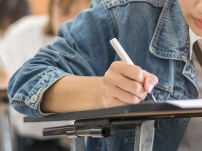 ragazzi scuola banchi test esame maturita