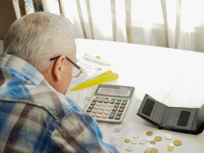 Un anziano calcola i contributi per andare in pensione nel 2022