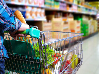 Un uomo fa la spesa al supermercato