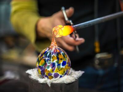artigiano lavorare vetro colorato murano