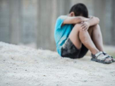 Un bambino solo e sporco