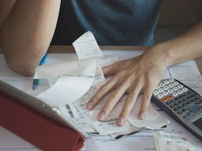 Un uomo in difficoltà con le bollette