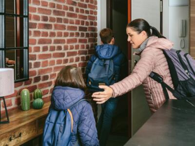 mamma figli escono scuola