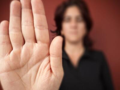 Una donna chiede lo stop