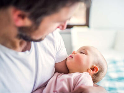 Un padre con il figlio neonato