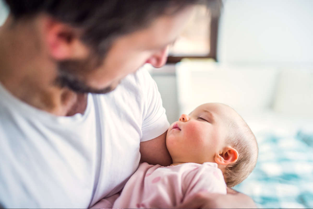 Un padre con il figlio neonato