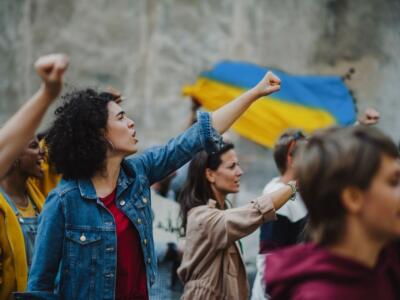 protesta persone bandiera ucraina
