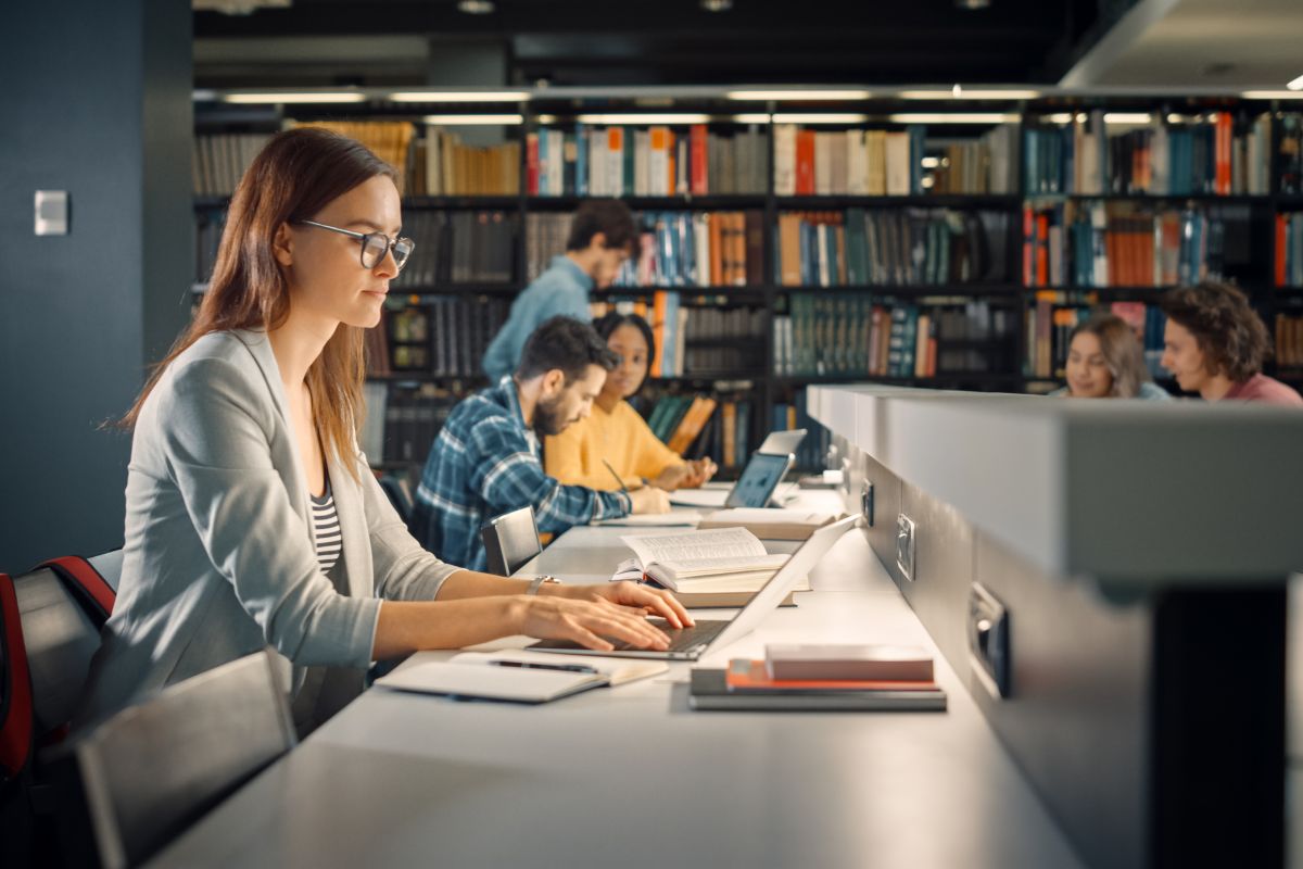 Una giovane al computer