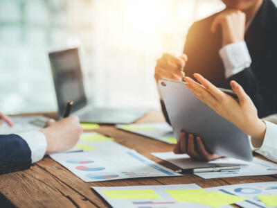 Due persone presentano un piano di finanziamento