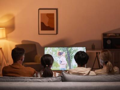 famiglia divano guardare televisione