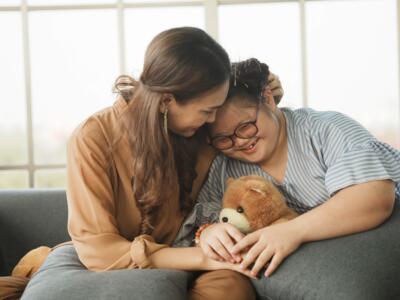 mamma figlia disabile sindrome down sorriso abbraccio
