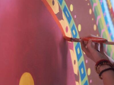 Un'artista dipinge un muro