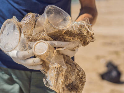 Un uomo raccoglie rifiuti in mare