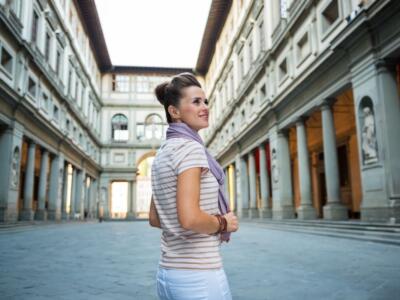 Una ragazza visita la Galleria degli Uffizi