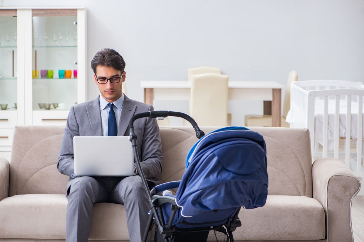 ragazzo passeggino papa lavoro casa pc