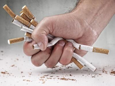 sigarette mano pugno