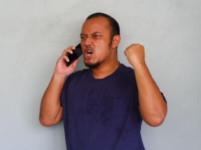 uomo chiamata al telefono rabbia arrabbiato