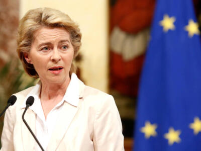 Un primo piano di Ursula von der Leyen