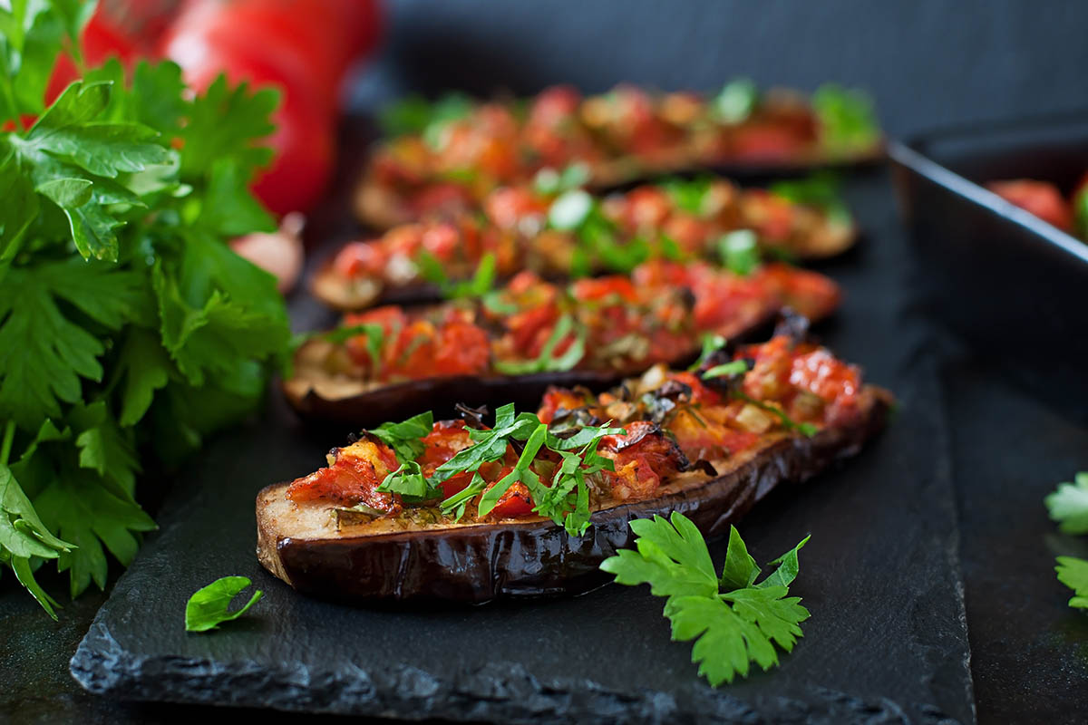 Melanzane al forno con pomodori, aglio e paprica