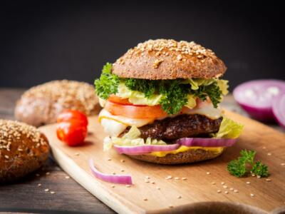 Un burger vegano con pane fresco con semi di lino e sesamo