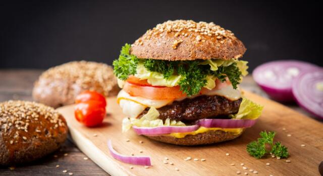 Il consumo di burger fatti con proteine di fungo dimezza la deforestazione e le emissioni di CO2