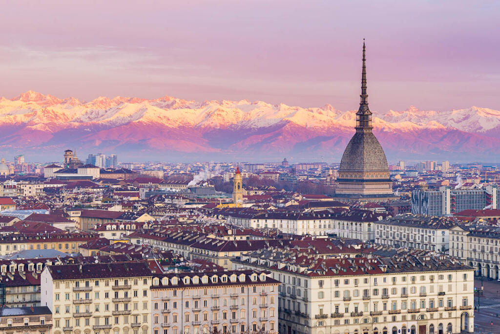 Torino all'alba con la Mole Antonelliana che sovrasta la città