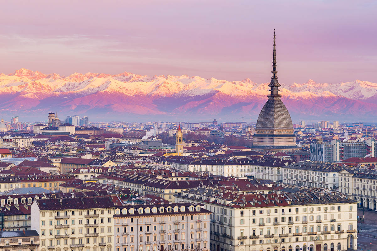 Torino all'alba con la Mole Antonelliana che sovrasta la città