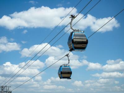 Due cabine di una funivia