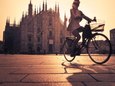 Una donna in bici a Milano
