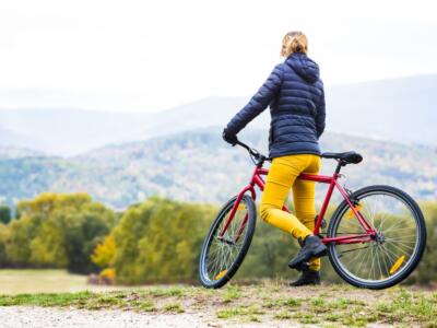 Una donna in bicicletta