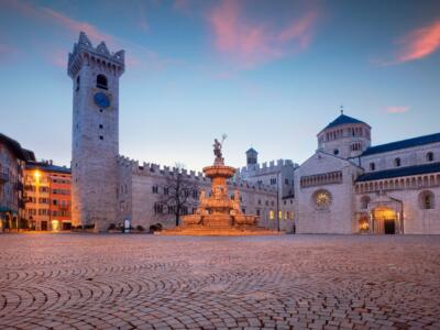 Piazza Duomo con la fontana del Nettuno a Trento