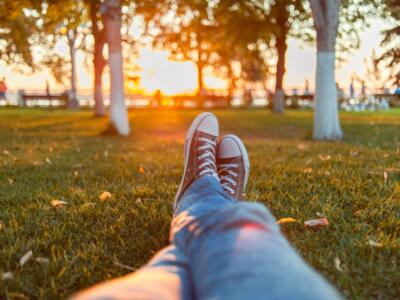 Un ragazzo si gode il verde in un parco