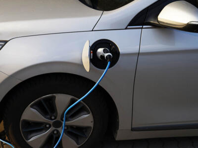 Un'auto elettrica EV in carica