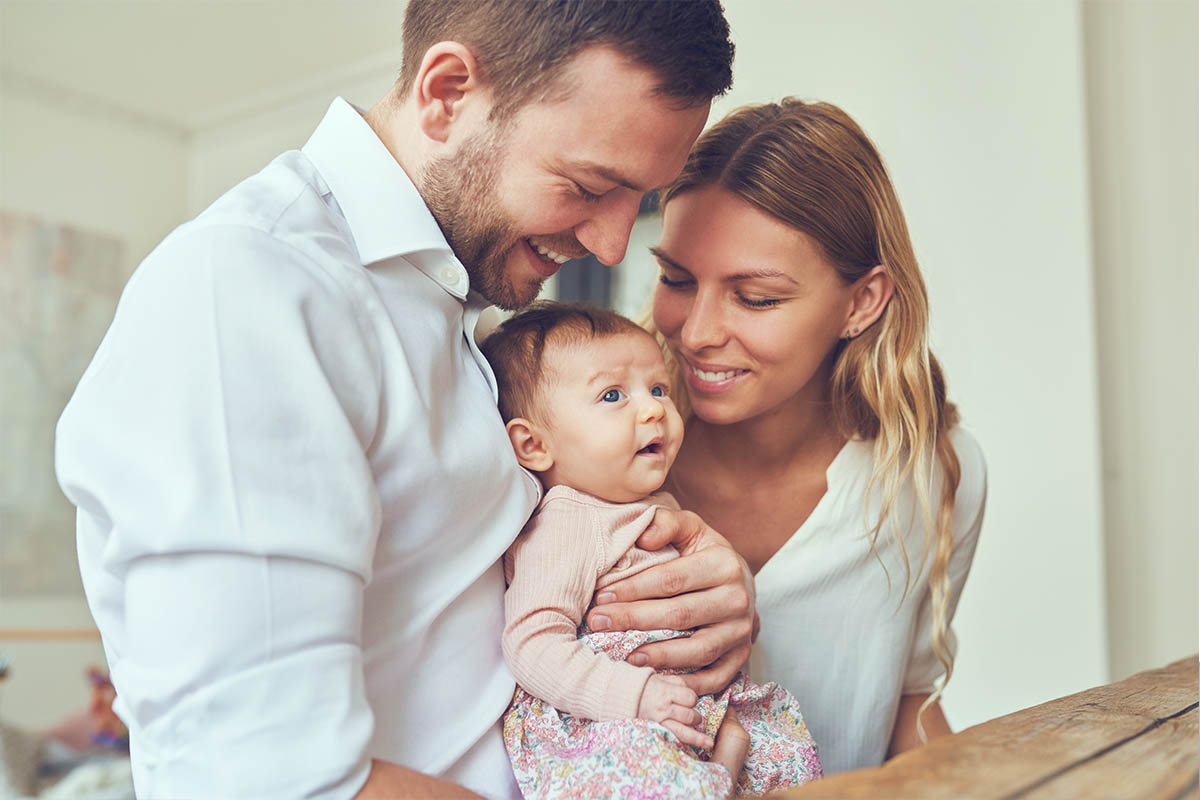 Famiglia con mamma, papà e figlia