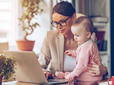 mamma bambina lavoro pc smartworking