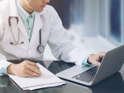 Un medico al computer