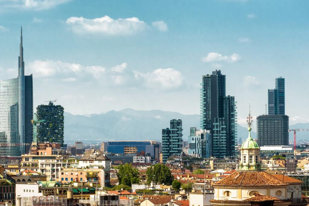 Vista panoramica di Milano in estate dall'alto