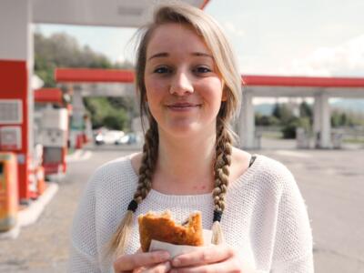 ragazza panino autogrill