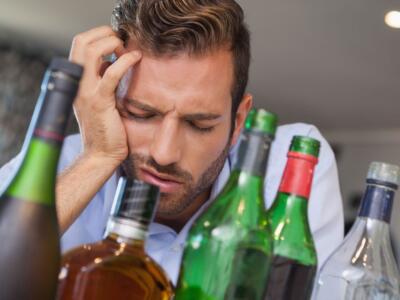 Un uomo in pieno hangover