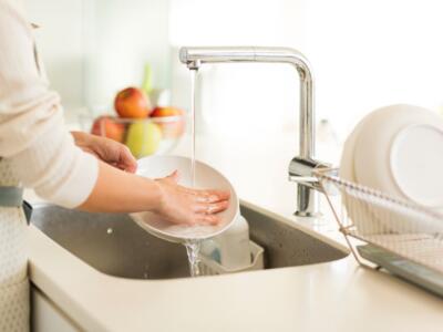 Lavare i piatti risparmiando energia: la soluzione potrebbe essere il vapore