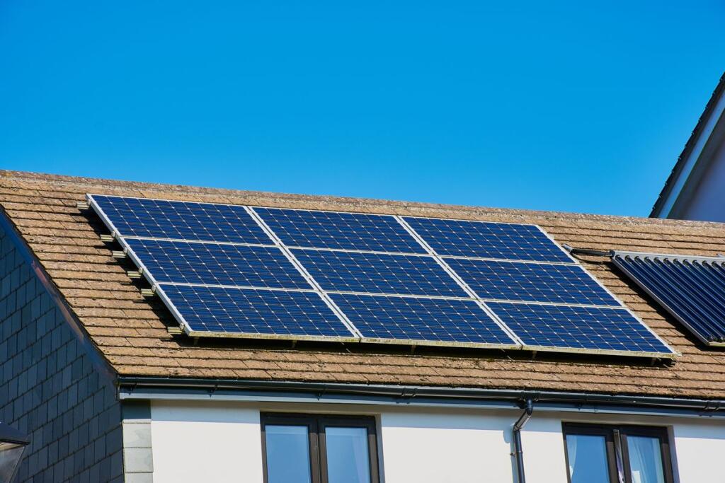 Una centrale fotovoltaica sul tetto di una casa