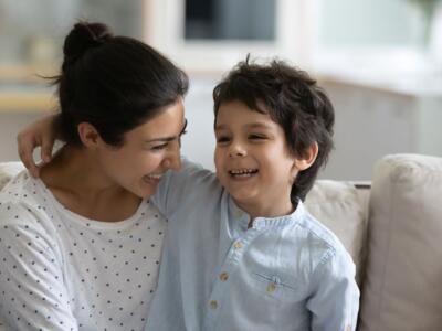 Mamma e figlio sorridenti insieme