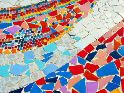 Ememem, l’artista di strada che ripara buche e marciapiedi con i mosaici