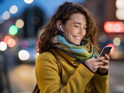 Ragazza sorridente usa lo smartphone