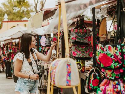 Turista nel mercato messicano